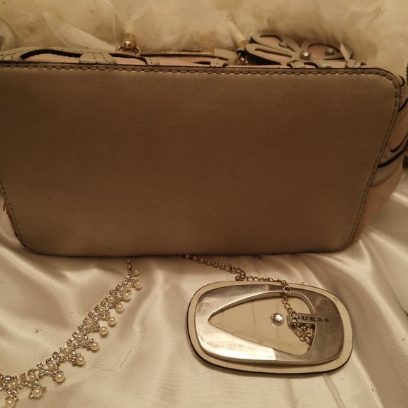 ADORABLE vinatge guess purse 👛 with cute flower 🌸 and crystal details! - Picture 8 of 17